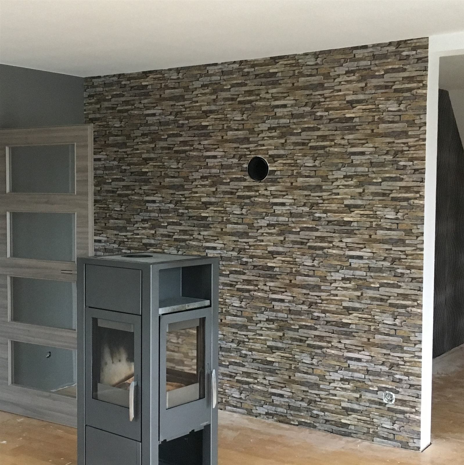 Detailaufnahme einer Wandverkleidung in Natursteinoptik