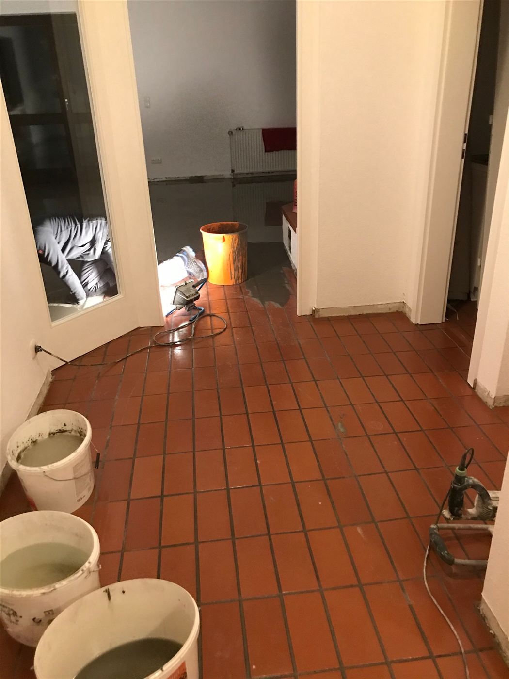 Flur mit alten roten Tonfliesen vor der Renovierung