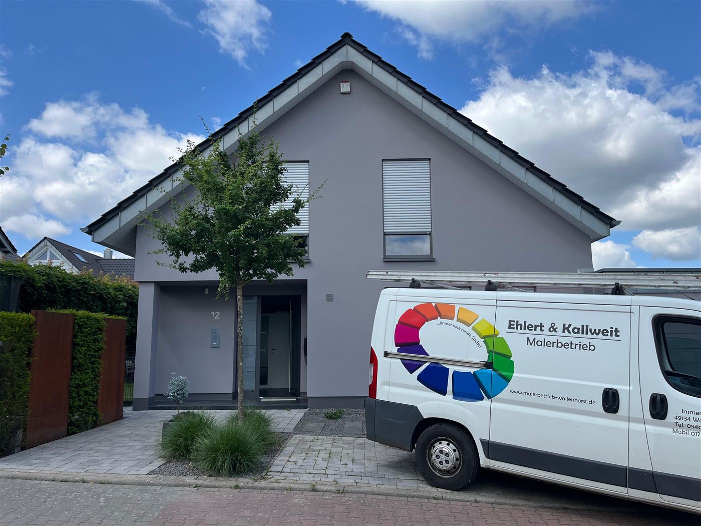 Dasselbe Haus nach der Fassadengestaltung in modernem Grau