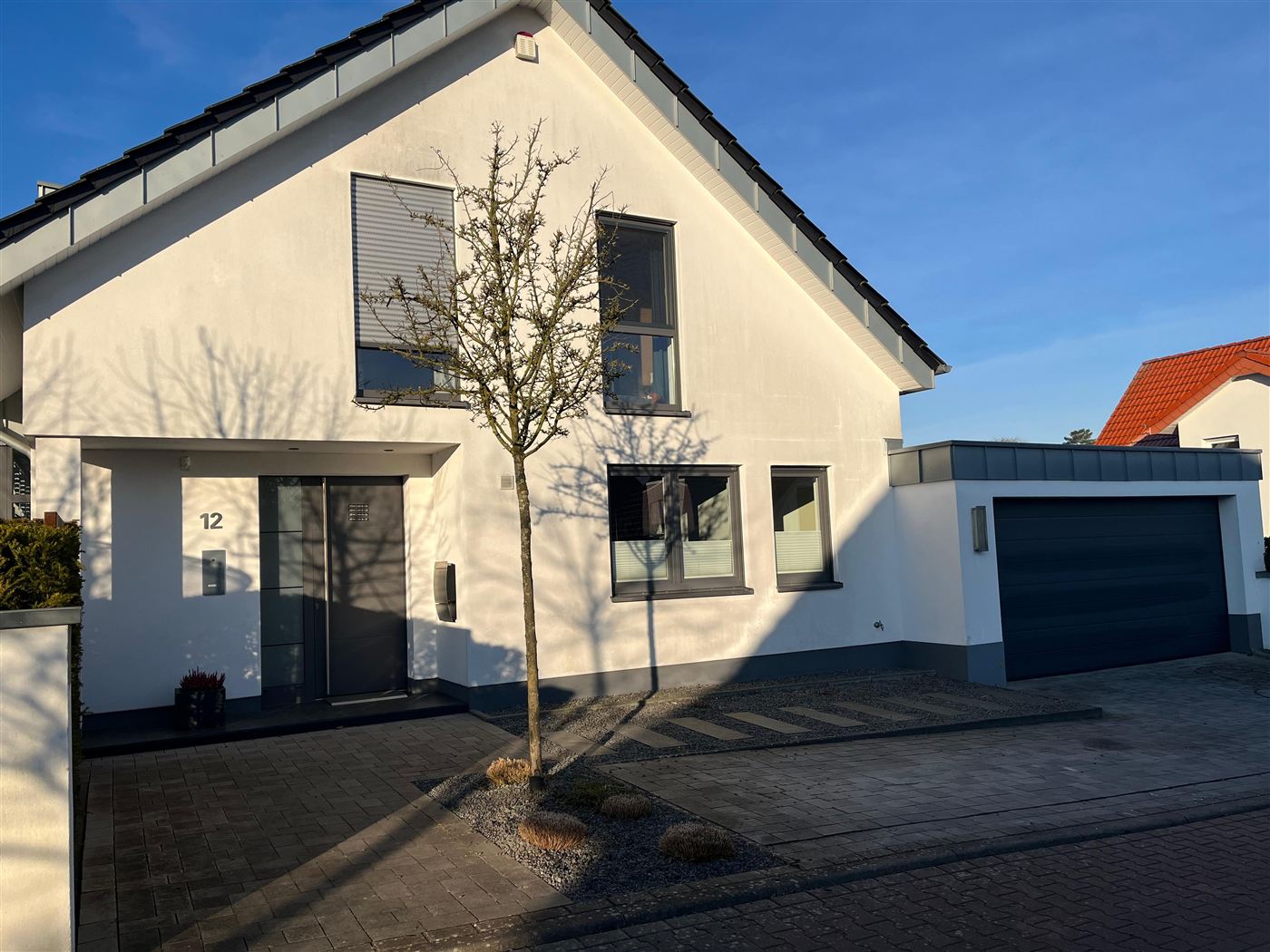 Einfamilienhaus mit weißer Fassade vor der Neugestaltung